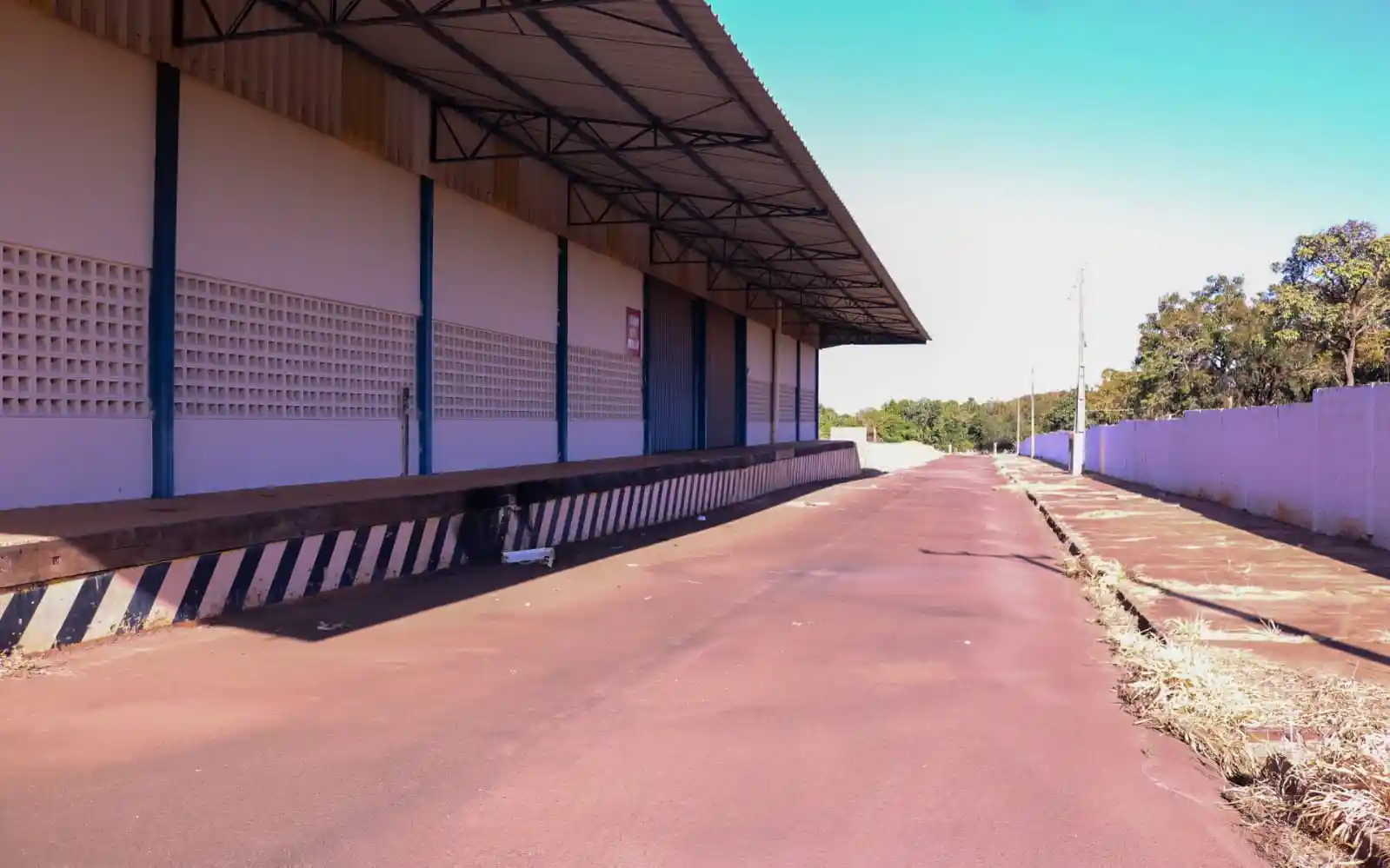 Venda de galpão com pátio grande (1)